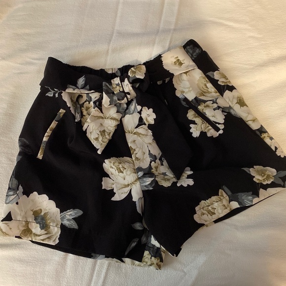 🎀4/$25🎀 Floral Print Shorts - Picture 1 of 3
